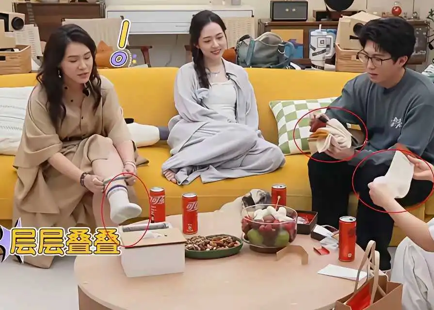 谢依霖很奇葩，五双袜子一起穿