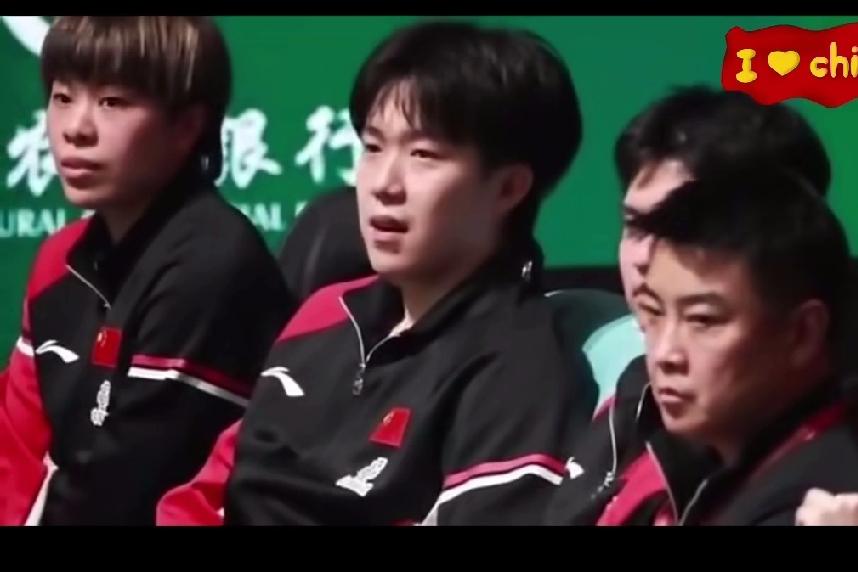 曼昱单打结束不仅穿错裤子还犯迷糊外套也找不到了。她站在椅子边翻着衣服，坐在前排的