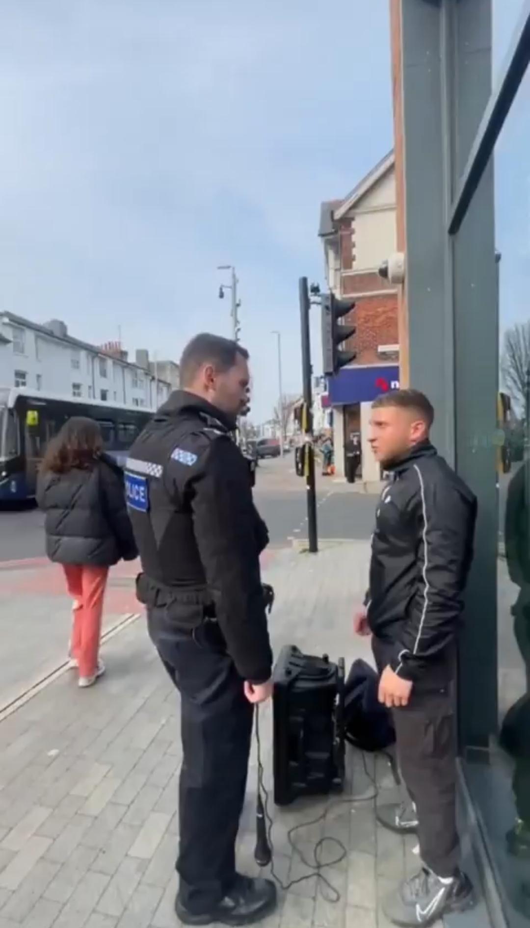 英国警方处理态度警方没收基督教传教士麦克风，称其祈祷令他人焦虑。穆斯林街