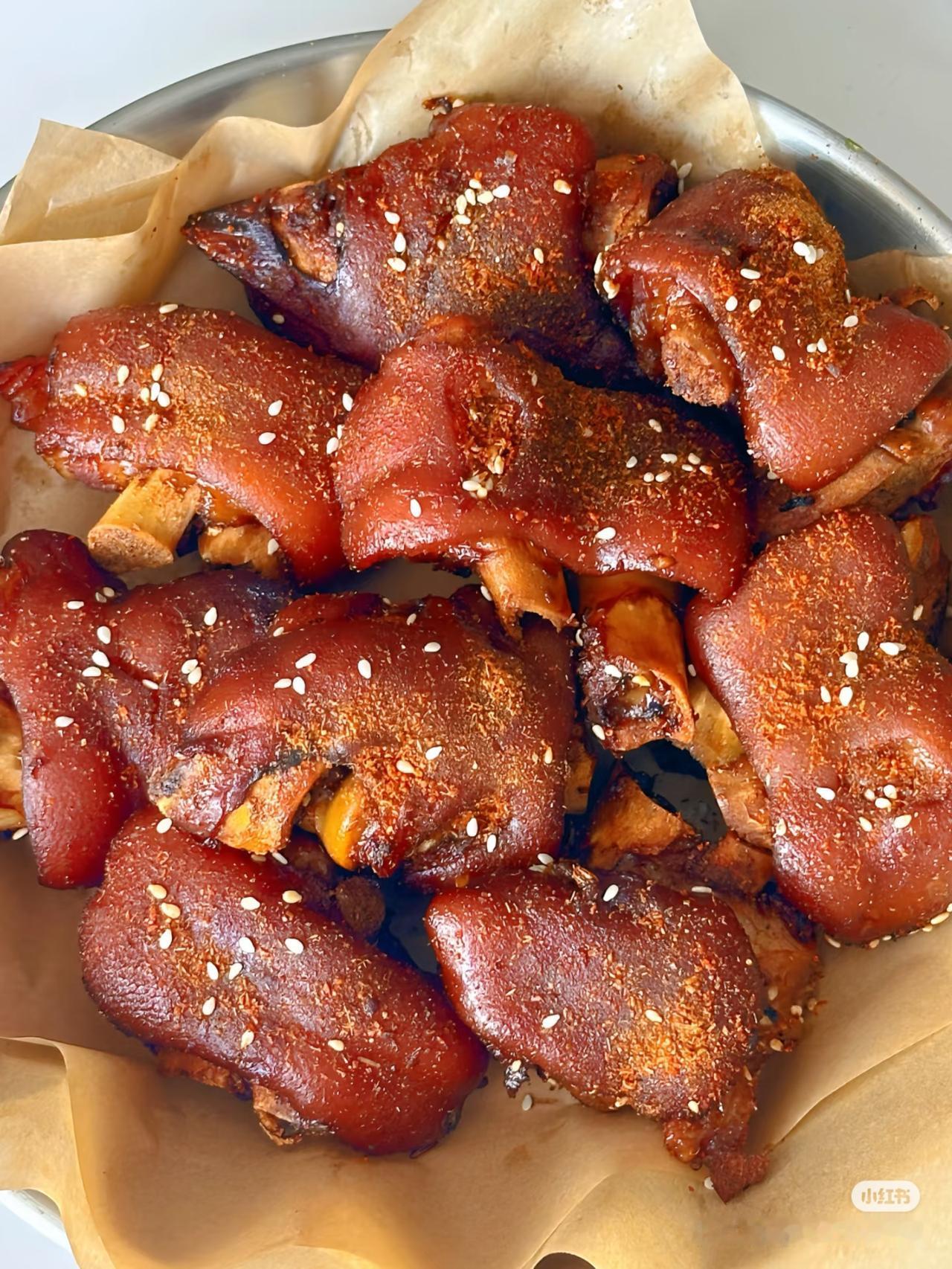 今天要为大家介绍一道让人一试难忘的美味佳肴——香辣烤猪蹄。这道菜不仅香辣过瘾，还