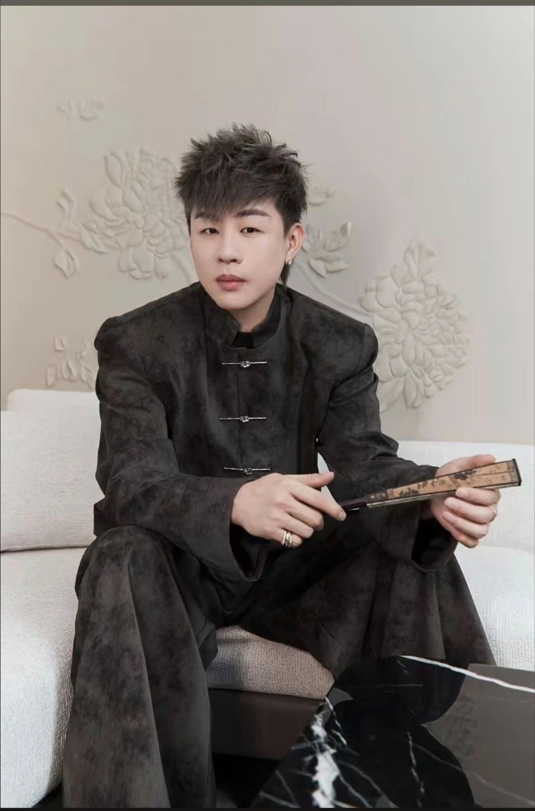 胡彦斌这次夺冠，奖杯拿得稳，话也说得漂亮。在《歌手2026》收视率一路走低、连自
