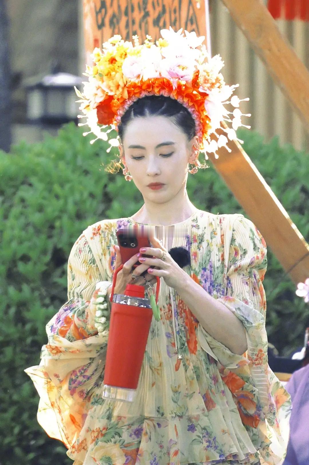 张柏芝《一路繁花2》路透，身穿碎花裙头簪花，45岁状态很好……​​​