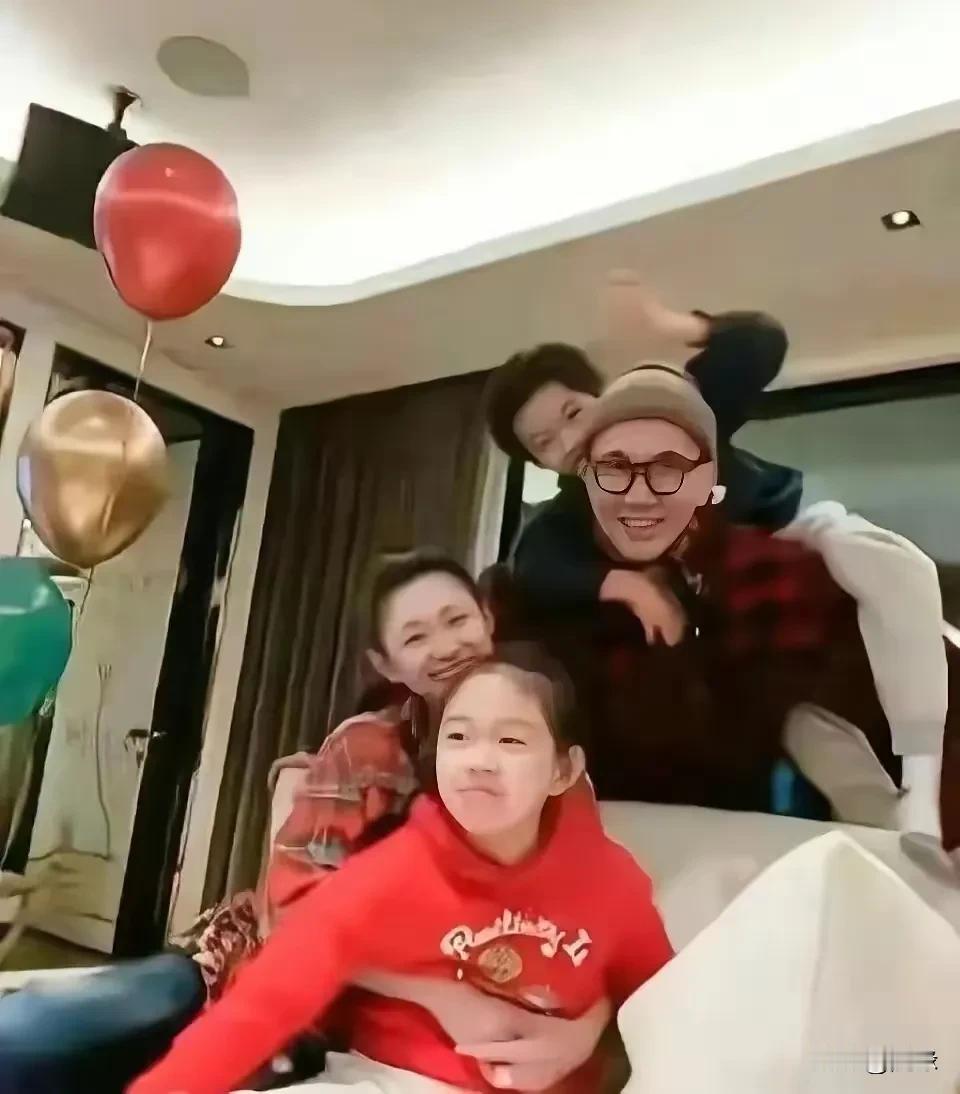 大S再婚欧巴真的幸福吗？这张照片证明她是有多想赢，大过年的发“全家福”给前夫看