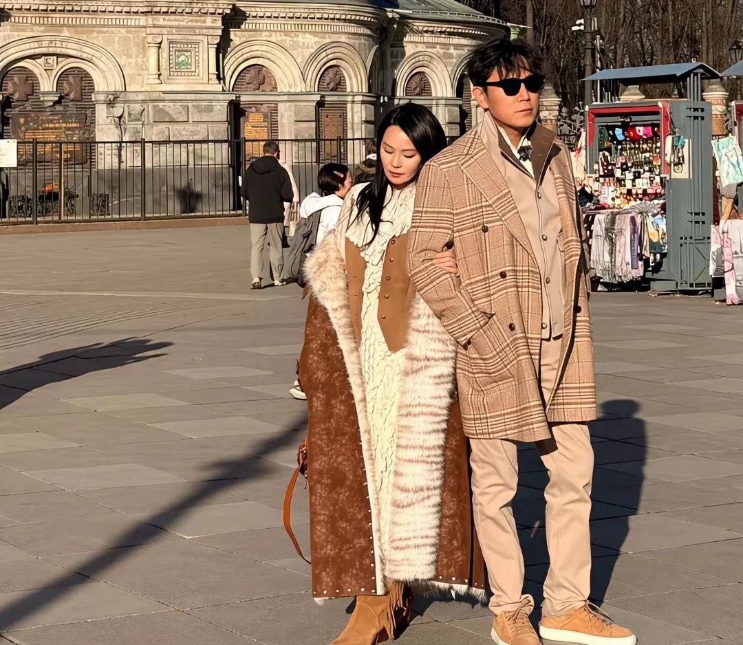 58岁伊能静与老公秦昊在俄罗斯游玩街拍，夫妻俩穿搭时尚，同框身高差格外软萌，路
