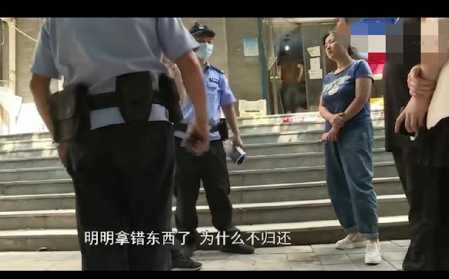 女孩拿错别人快递拒不归还，快递站老板无奈报警。女孩母亲：她才是个23岁的孩子啊