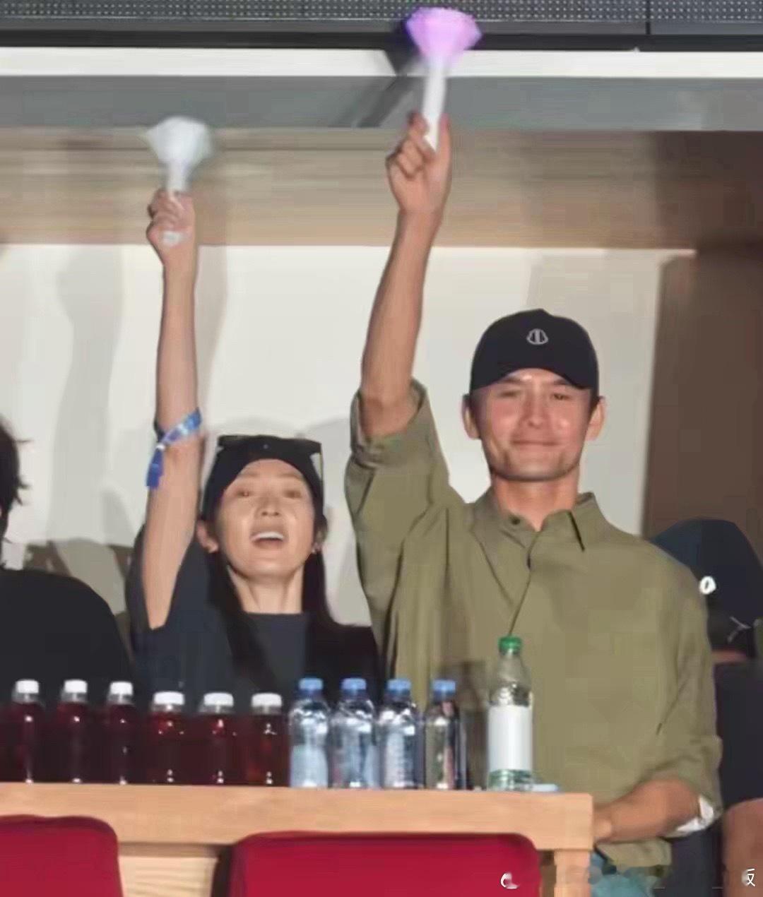 那英19岁女儿现身妈妈演唱会，染一头黄发很美，和宋丹丹坐在一起