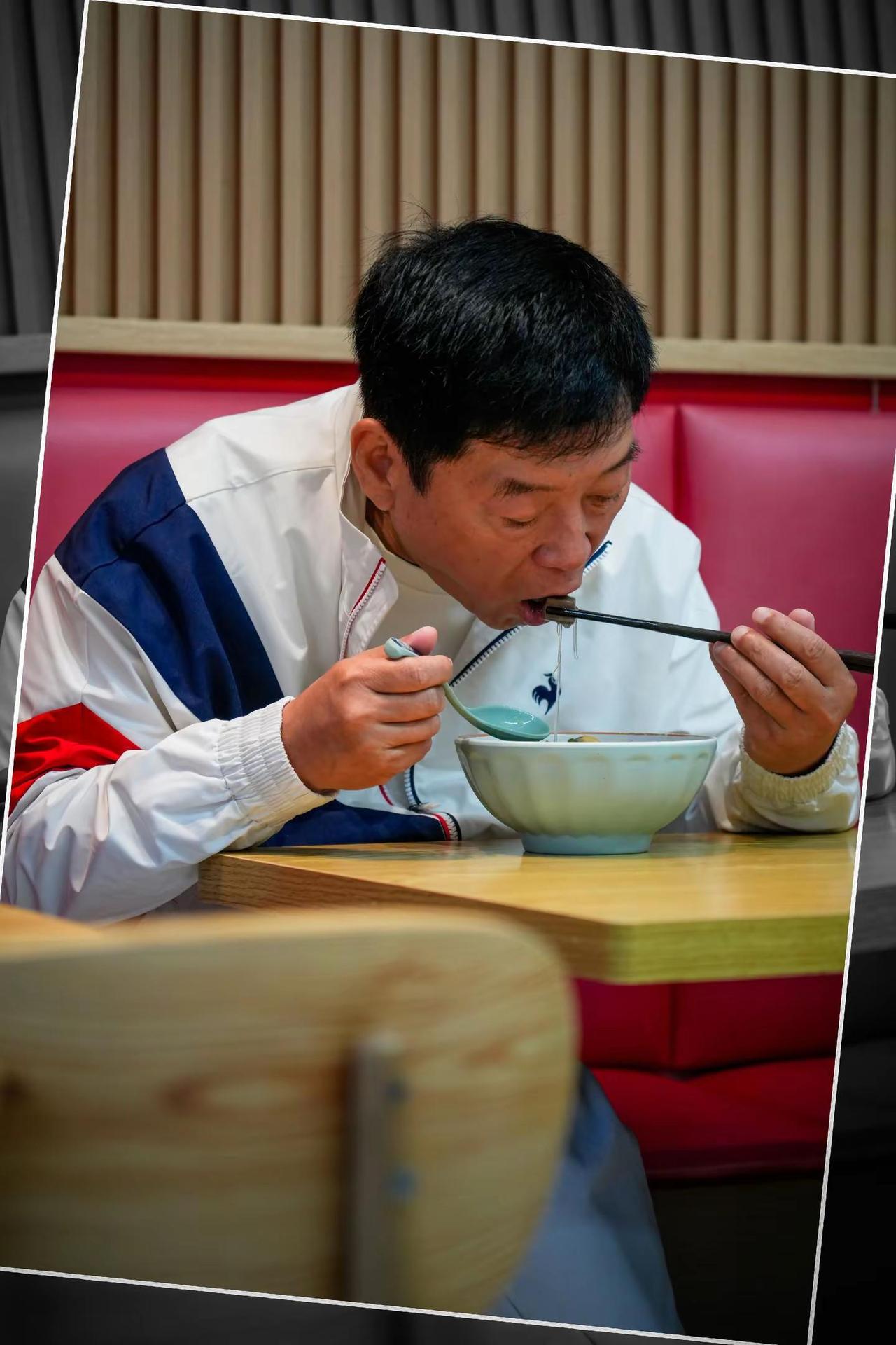 吃一碗南京当地的特色早餐，开启新的一天。我没有读过研，也没有读过博，但是每一次跟