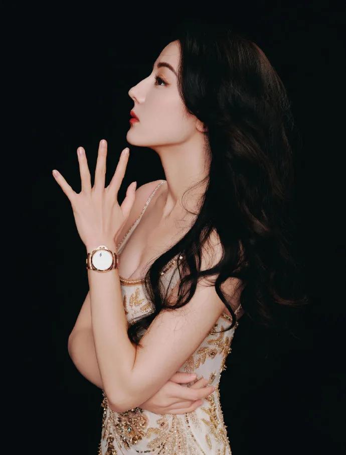 哇塞，终于有看到女明星穿这条裙子了，万万没想到是迪丽热巴穿，太美了！