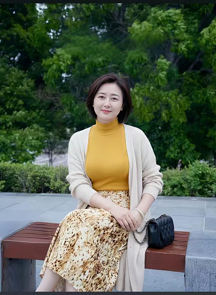 塞鸿秋·寻常温柔佳人闲坐尘缘淡，何须奔逐功名绊。晴阳漫照眉梢懒，莺声入耳