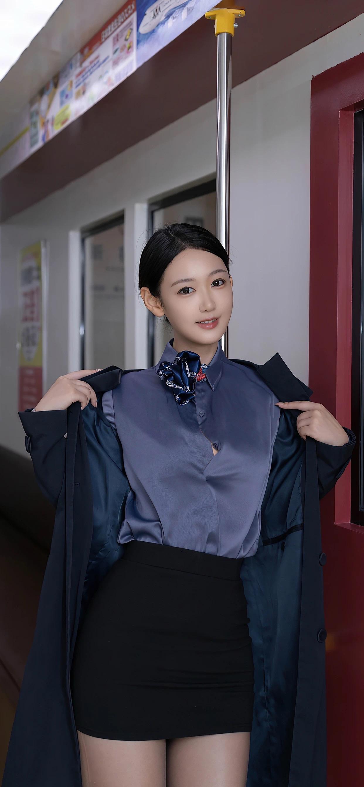 地铁上的唐安琪 妖娆万千~