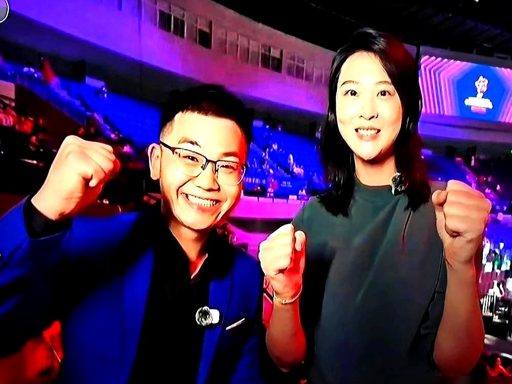 孙鹏耀连问三遍：王奥芊的发球怎么突然变快了？惠若琪一言不发，场面一度很尴尬。半决赛打泰国，王奥芊一个