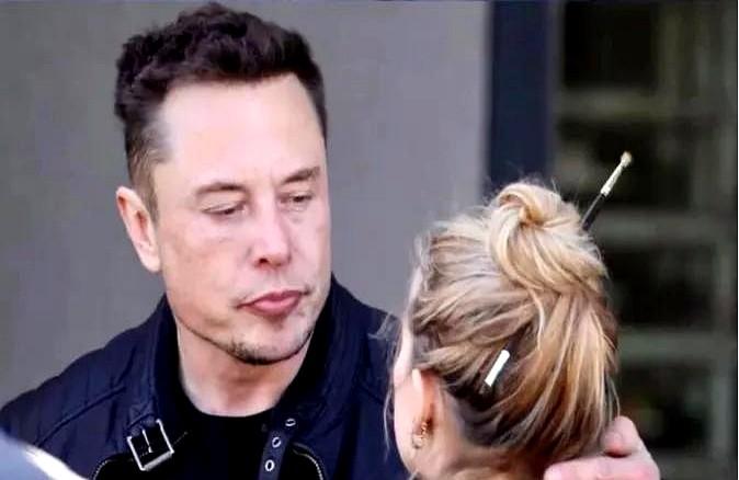 “我给她50万、24小时保镖,她却说从没爱过我。”法庭上的马斯克,把这句话说得像