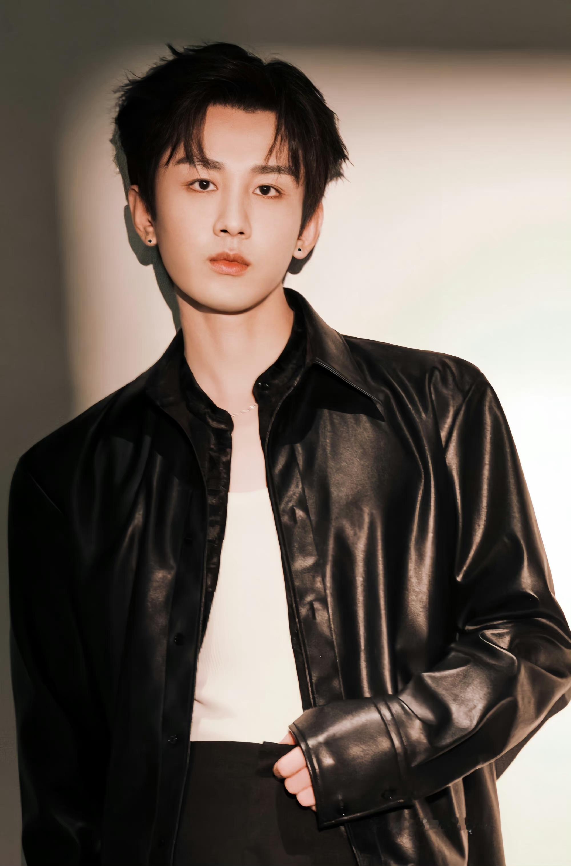 成毅新剧《狩谎》今日官宣，又一次解锁全新角色，港风悬疑真的狠狠戳我，超期待哦成毅