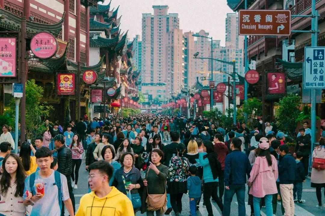 全民进入“纯过日子时代”，中秋、十一的生意变天了。在过去的消费周期里，各大