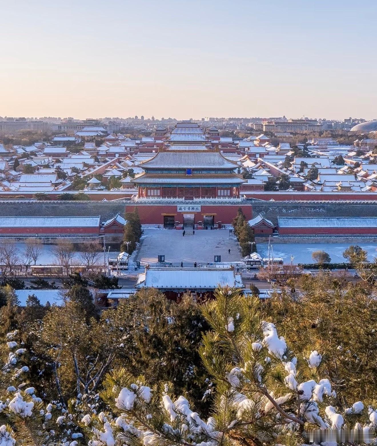 下了雪的故宫得特别好看！希望明天开门，大家能去欣赏一下下了雪的故宫～故宫北京