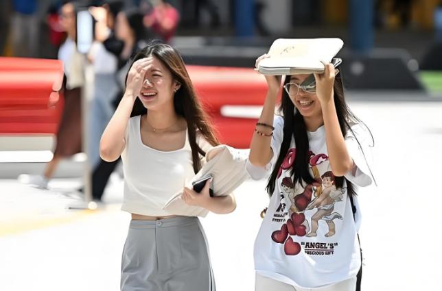 有位网友从新加坡回来，聊起当地气候，一脸苦笑。他说，全世界主要城市里，新加坡的天