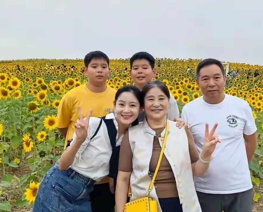 王媛可晒带父母和12是双胞胎儿子去玩照片，娃都这么大了还要这么年轻，皮肤保养的好