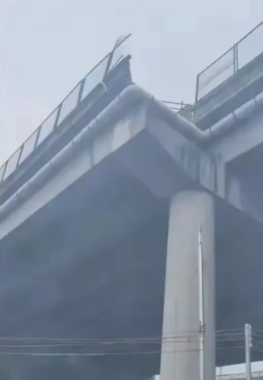 广东虎门，高架桥四车道突变三车道，这样的高架桥是怎么设计的？怎么施工的？怎么竣