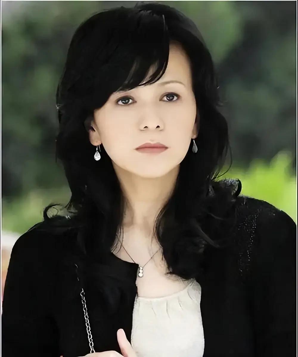 王子文建议王琳：“你房子这么大，可以去把父母接回家住。”王琳直接拒绝：“能给父母