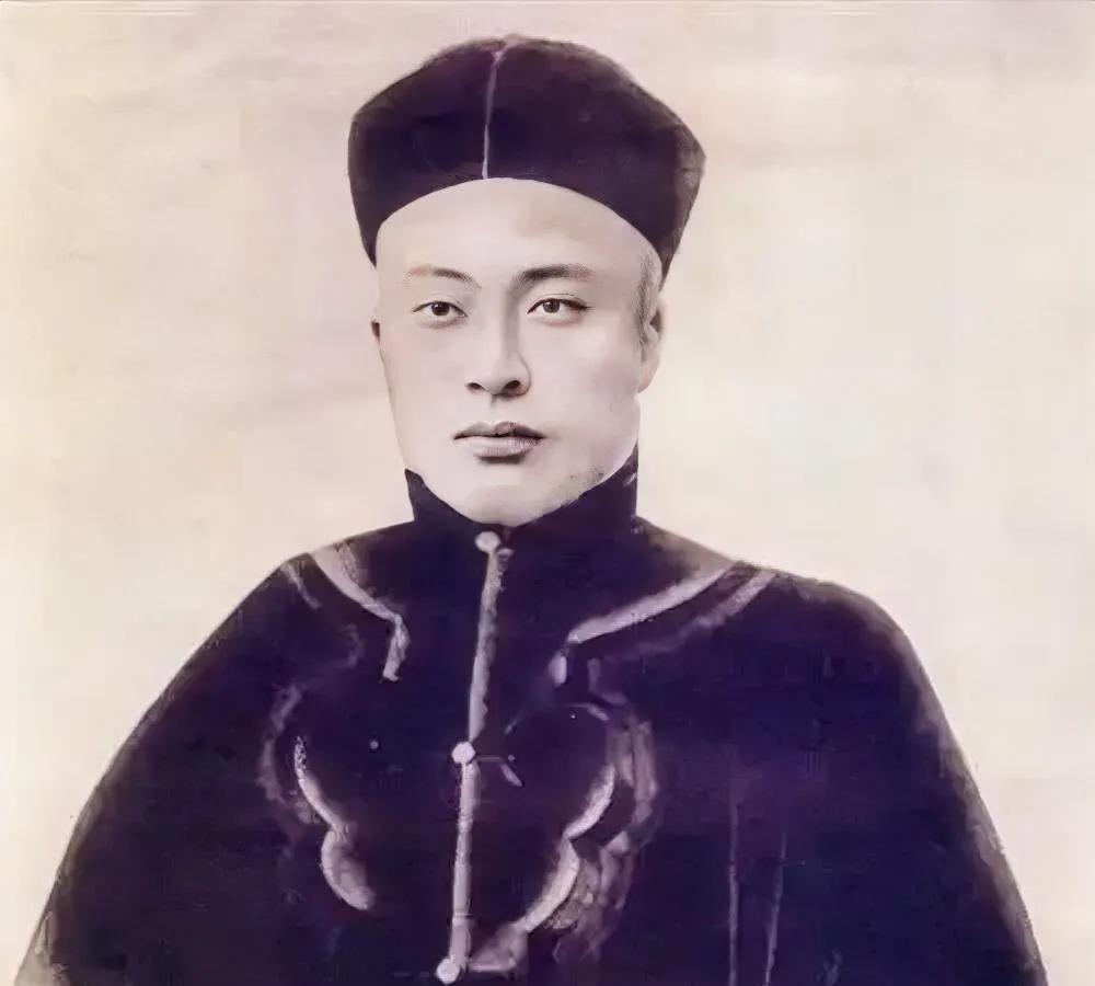 为什么良弼死后十天满清皇室就主动退位了？因为良弼没有实权，他只是一个满清旁支的