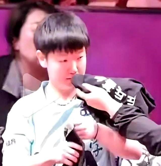 孙颖莎闻味识衣，这绝不是什么可爱的迷糊瞬间，而是顶级运动员将身体本能锤炼成竞技武