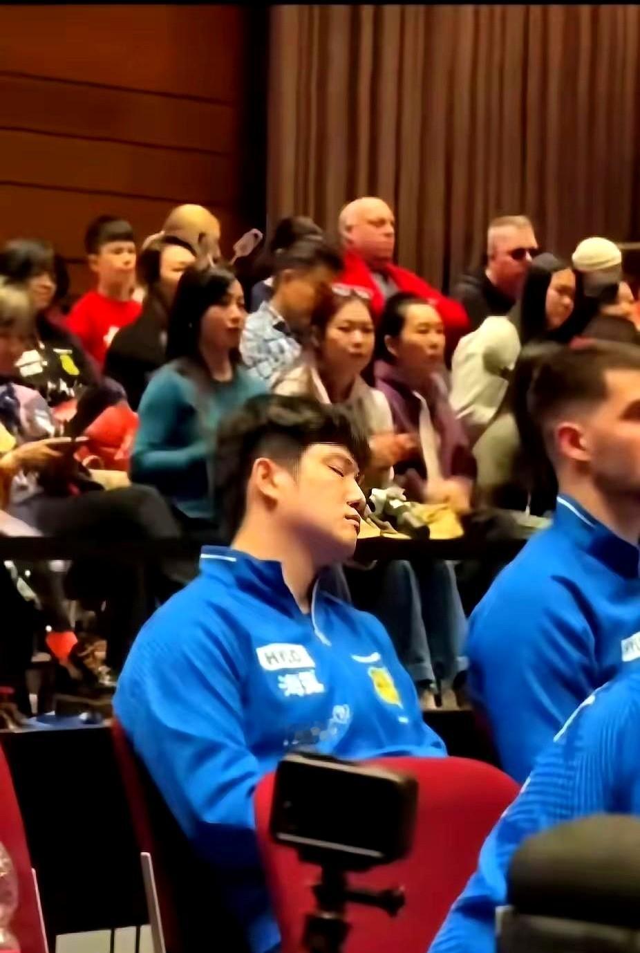 德国训练基地那张照片，樊振东累到周围吵翻天都吵不醒他，球迷看一眼就绷不住了。