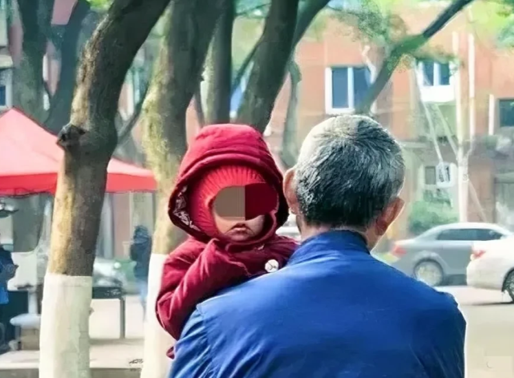 江苏昆山，一女子怀孕两个月时，丈夫突然出车祸离世，为了让女子生下孩子为家族留后，