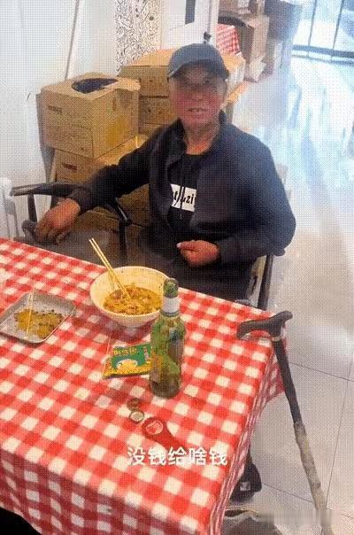 吃面喝酒22元，结账一句“没钱”，大爷这波操作绝了！吉林白城一家面馆，大爷进门