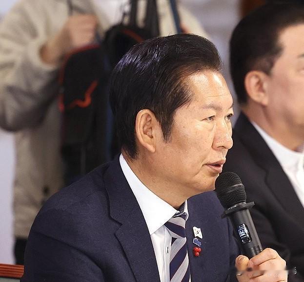 2月8日韩国共同民主党党首郑清来郑重强调，当前韩国正面临清算内乱、推进民生改革等