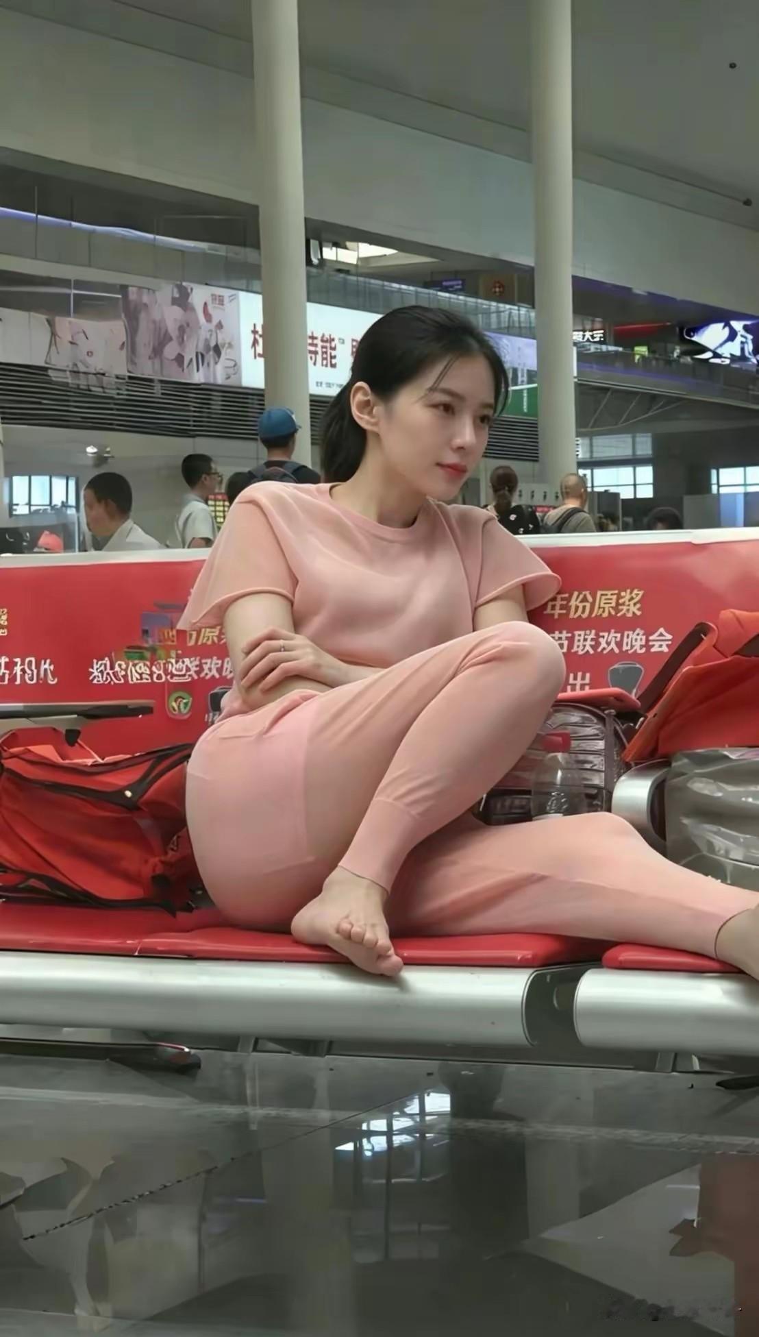 怎么委婉的提醒她不要把脚放在座位上？人挺漂亮的但是素质真是不咋滴，坐下来就把鞋脱