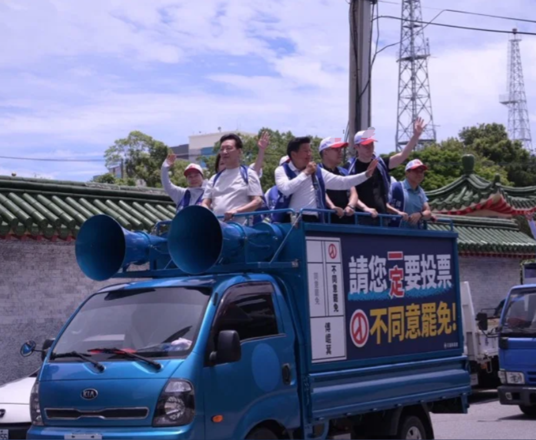 赵少康陪同傅崐萁车扫催票中广前董事长赵少康今天（24日）到花莲，陪同傅崐萁在