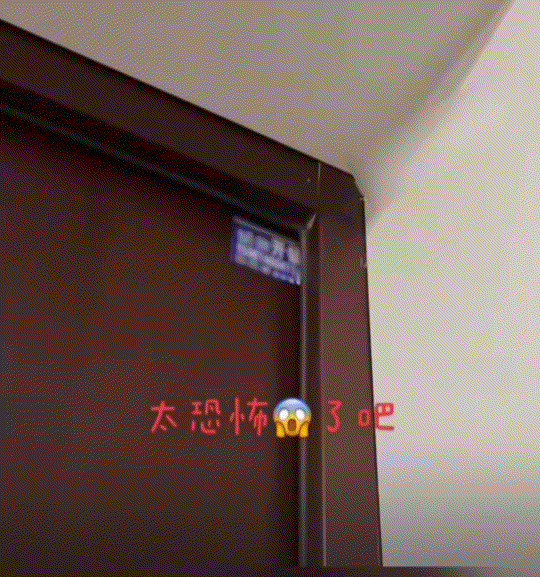万万没有想到，广东，一女子回家关门后，竟看到自家入户门内侧被贴了开锁广告。起初女