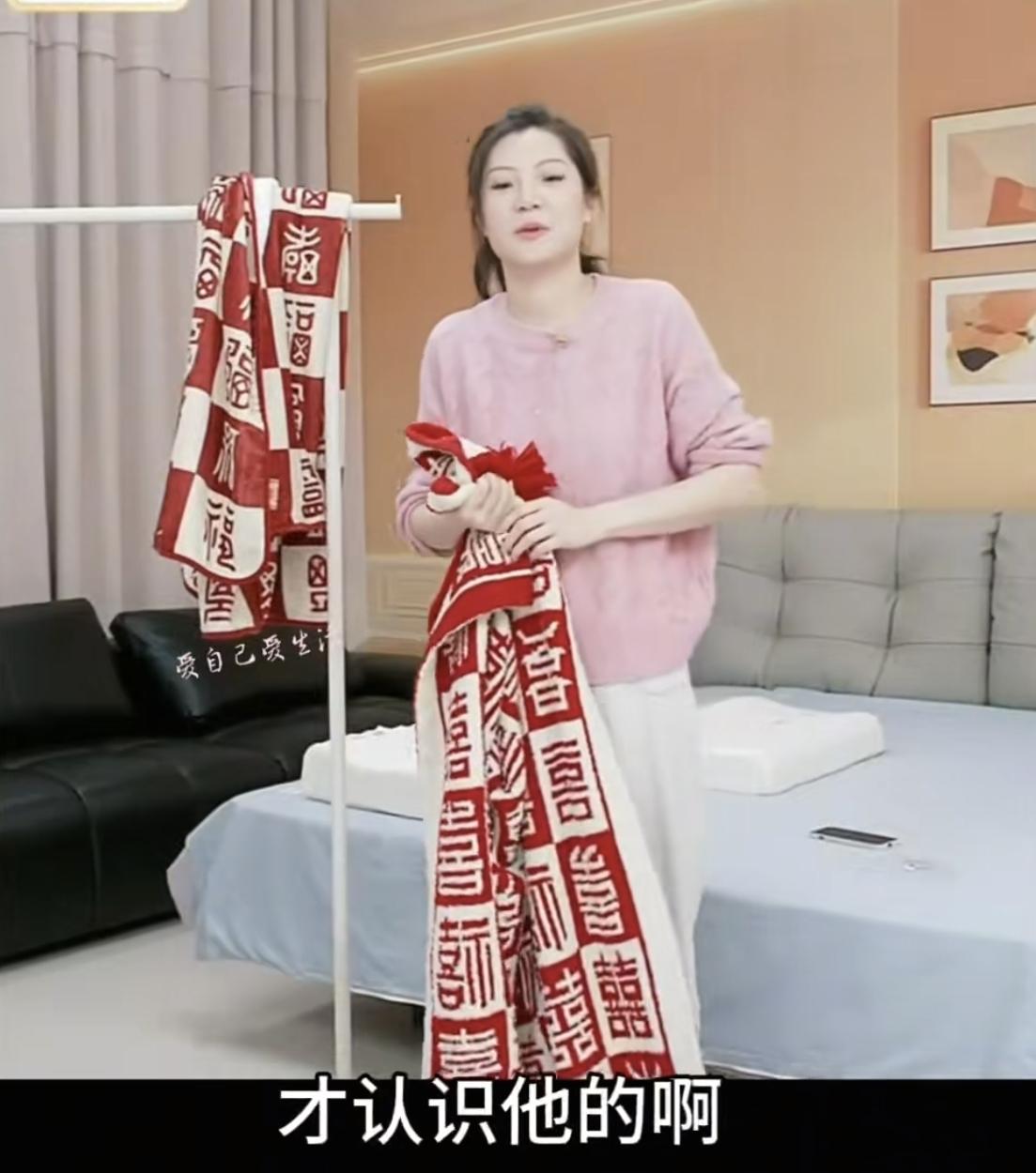 盼盼又扎董宇辉的心了！盼盼上播时说自己和老公大四时认识，小学初中高中都是同校