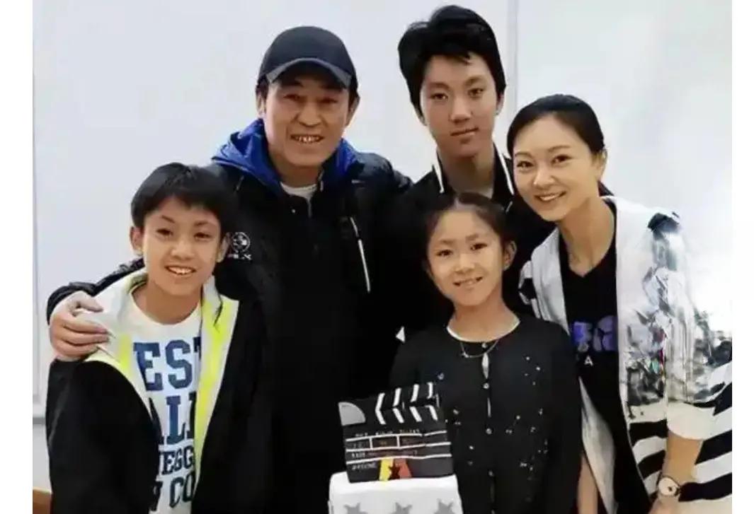 最近张艺谋晒出了一家五口的合影，一家人其乐融融，张艺谋白发苍苍了，陈婷还是年轻漂