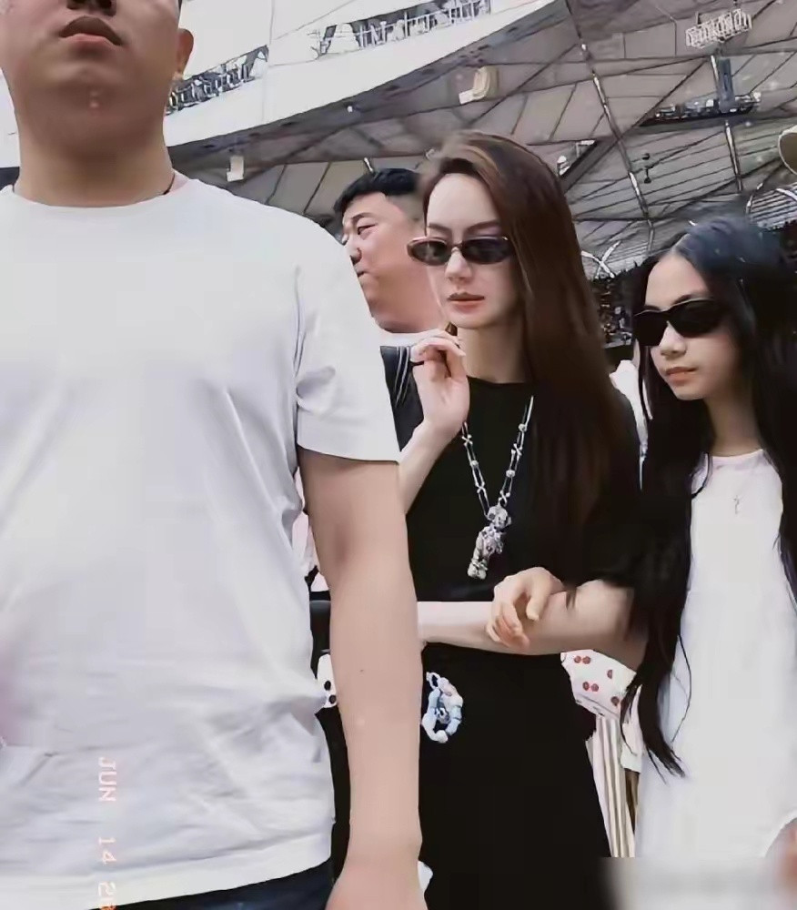 11岁Lucky褪去幼时稚气，长相酷似李承铉，三语流利、自主规划爱好，穿搭朴素，