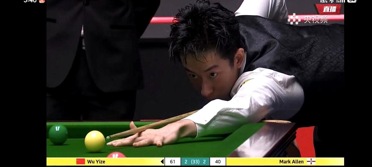 4万英镑奖金，就因为提了下裤子，飞了。斯诺克世锦赛半决赛，中国小将吴宜泽对阵