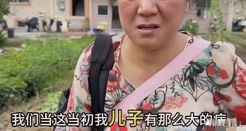当200万拆迁款全部落入儿子口袋时，老人攥着存折的手微微发抖。女儿抱着高烧的孩子