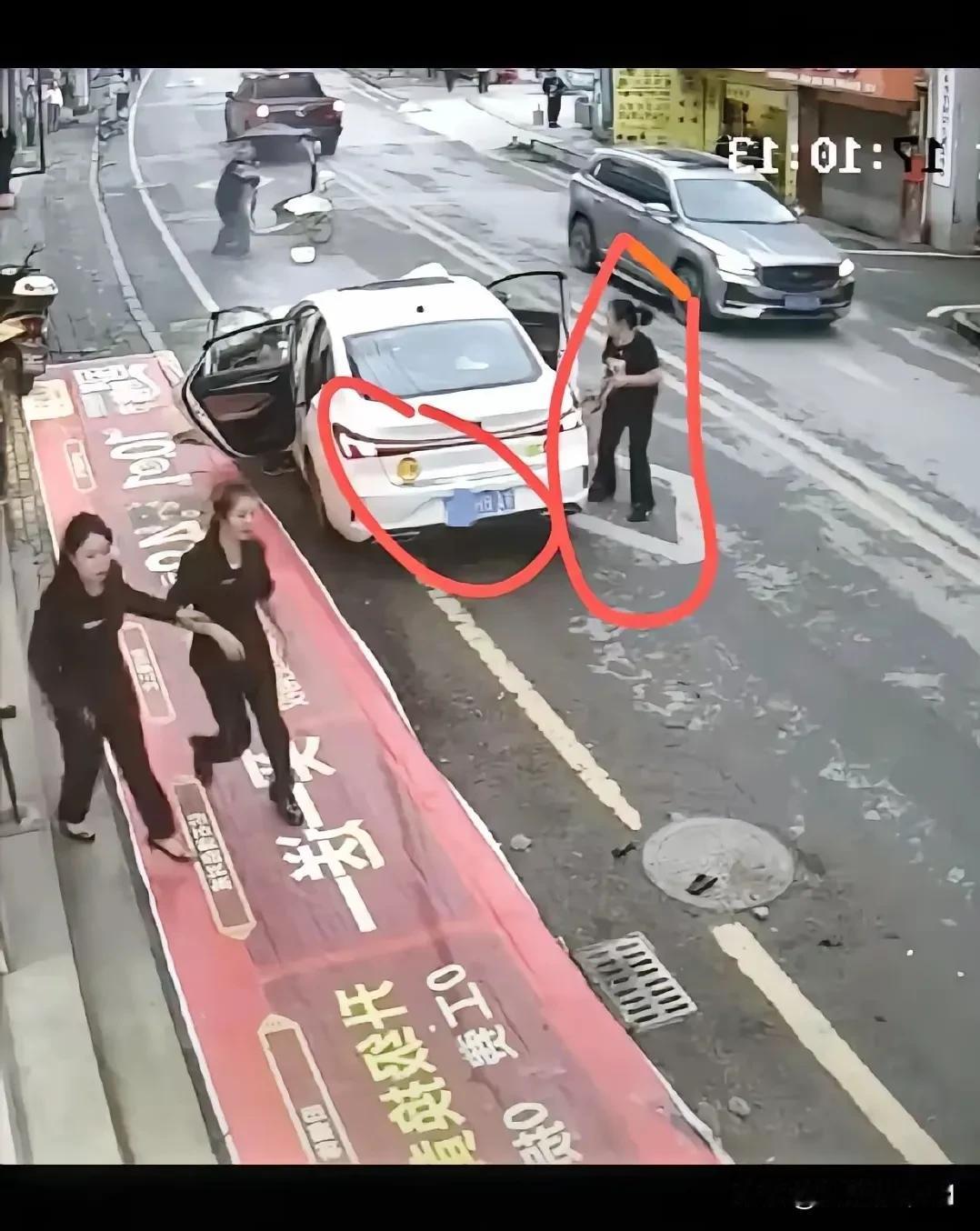 被熊某撞死的五个人中，有路边卖水果的摊贩，还有刚生完孩子的妈妈，有一个女辅警。最