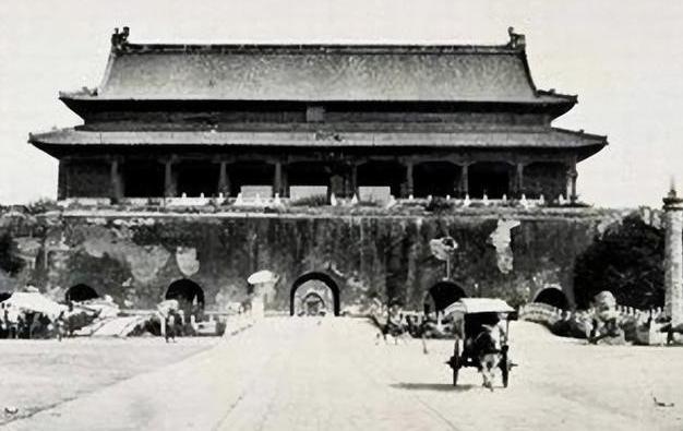 1969年末，中央打算拆掉天安门广场再重新建设，然而在施工的时候，工人们在