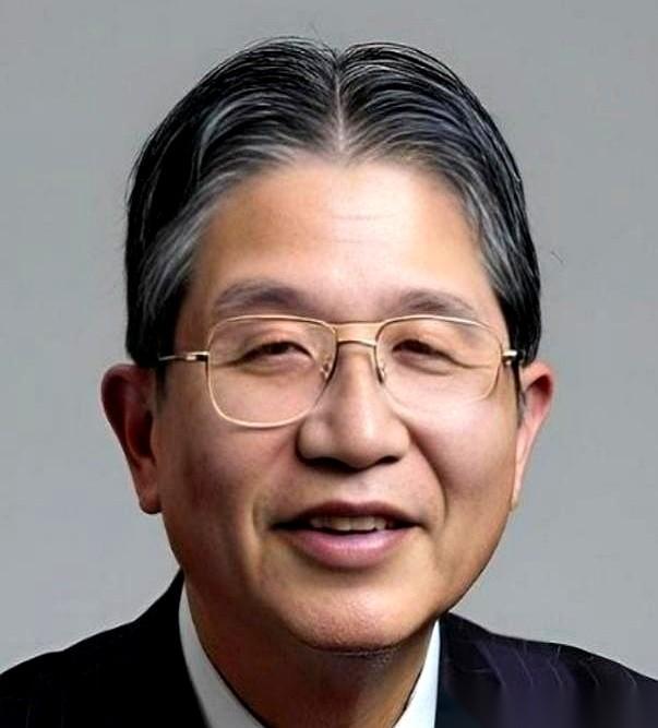 八十岁的藤岛昭，在日本被誉为顶尖科学家，手里攥着两百多项核心专利。然后，他做了