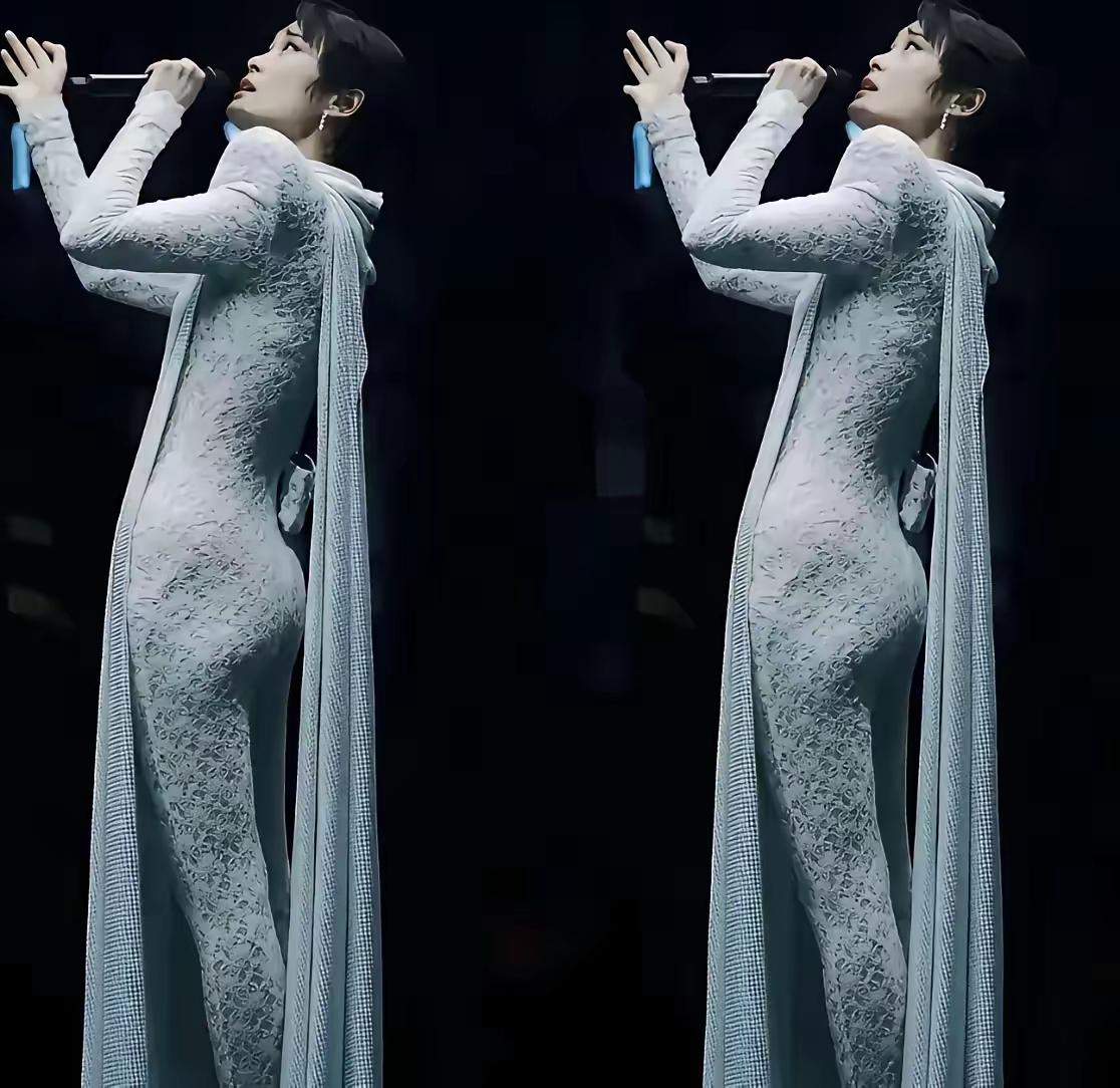 李宇春的这身材真是绝了，这是摄影师抓拍到李宇春在舞台上演唱时的照片，真的是太美了