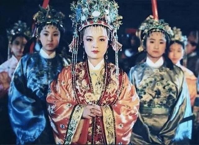 贾元春在《红楼梦》中只正式出场一次，就是回家省亲。这也是她一生当中唯一的一次省亲