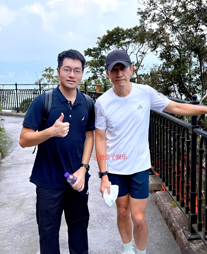 近日，63岁的影帝梁朝伟被目击在香港太平山顶跑步锻炼。他把锻炼当每天必做的家