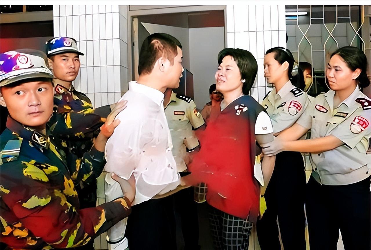 这是2006年，海口看守所，一对犯人夫妻，生离死别的一幕，从照片中我们可以看到，