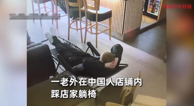 这个中国老板娘火了！10月2日发布，一外国男子在中国老板娘开的店铺里，肆无忌惮的