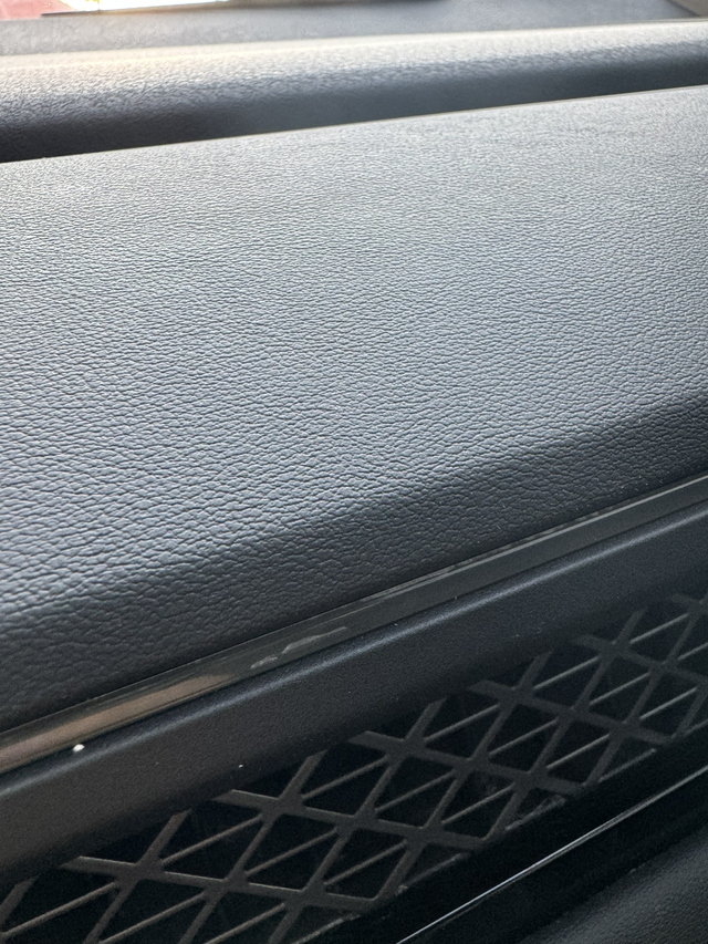 我要吐槽真难用十一代雅阁，今天发现氛围灯突然开裂了，这个什么情况，有车友出现同