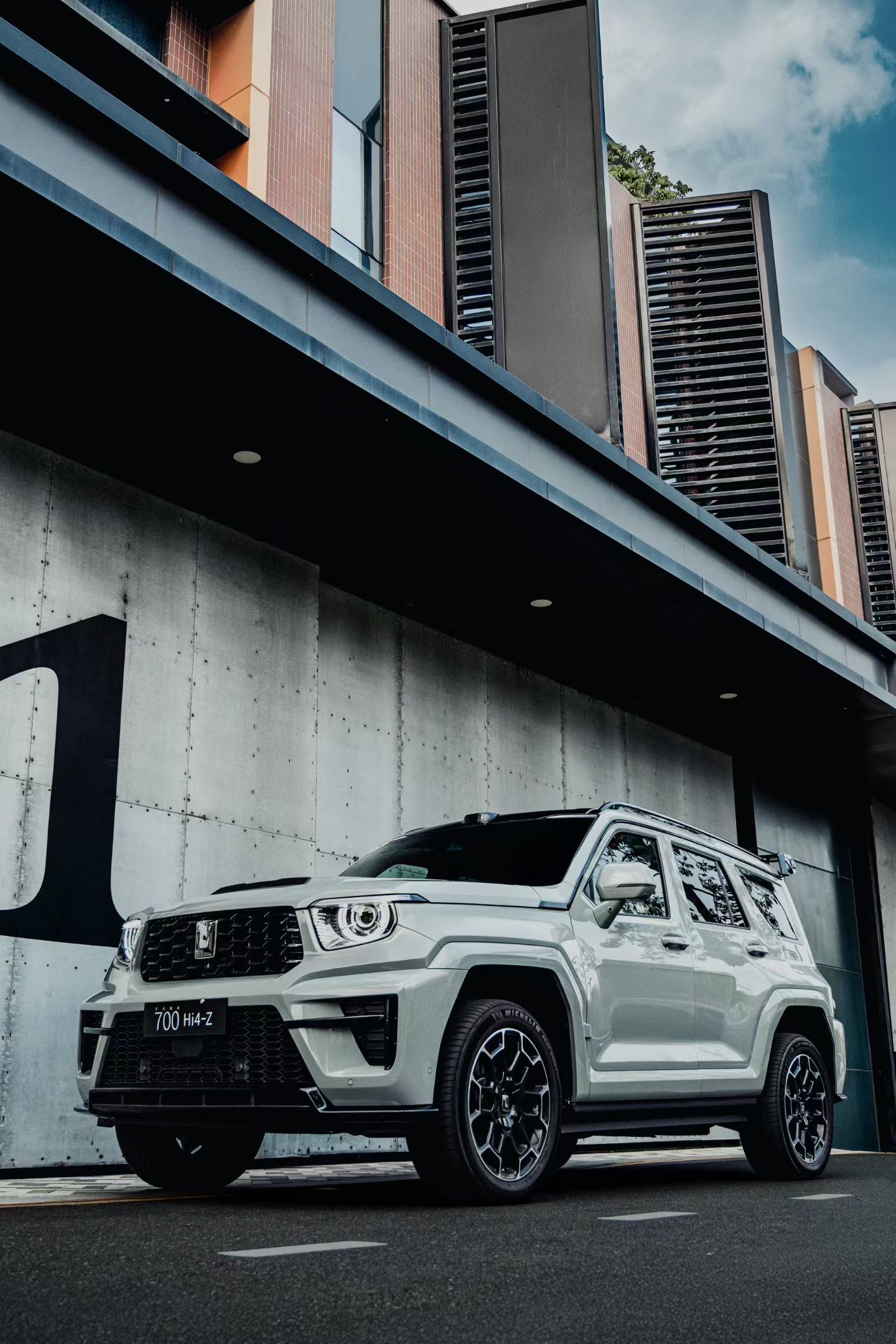 沉静，旷远在冷峻的结构里,有着自然的呼吸感全新坦克700——远山灰全新坦克700