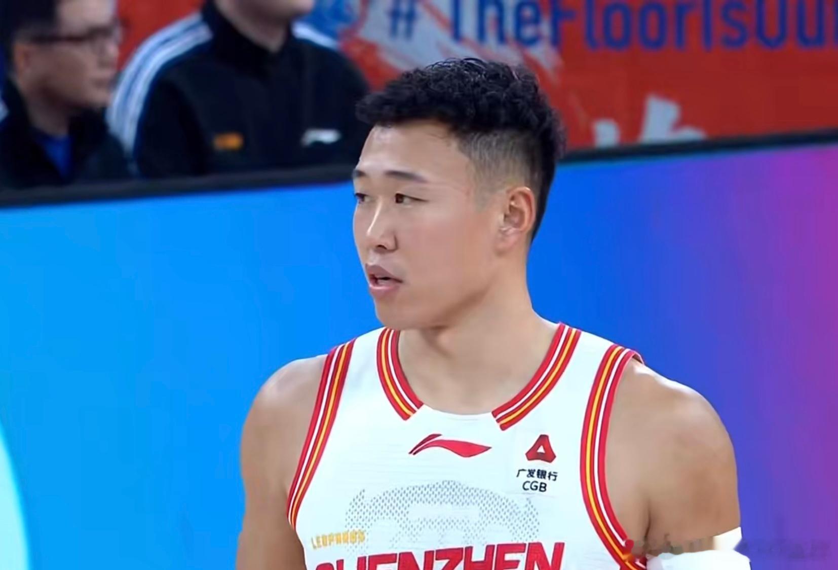 深圳男篮开局反客为主，一波15比7打停上海男篮，贺希宁独得7分！这开局可以，继续