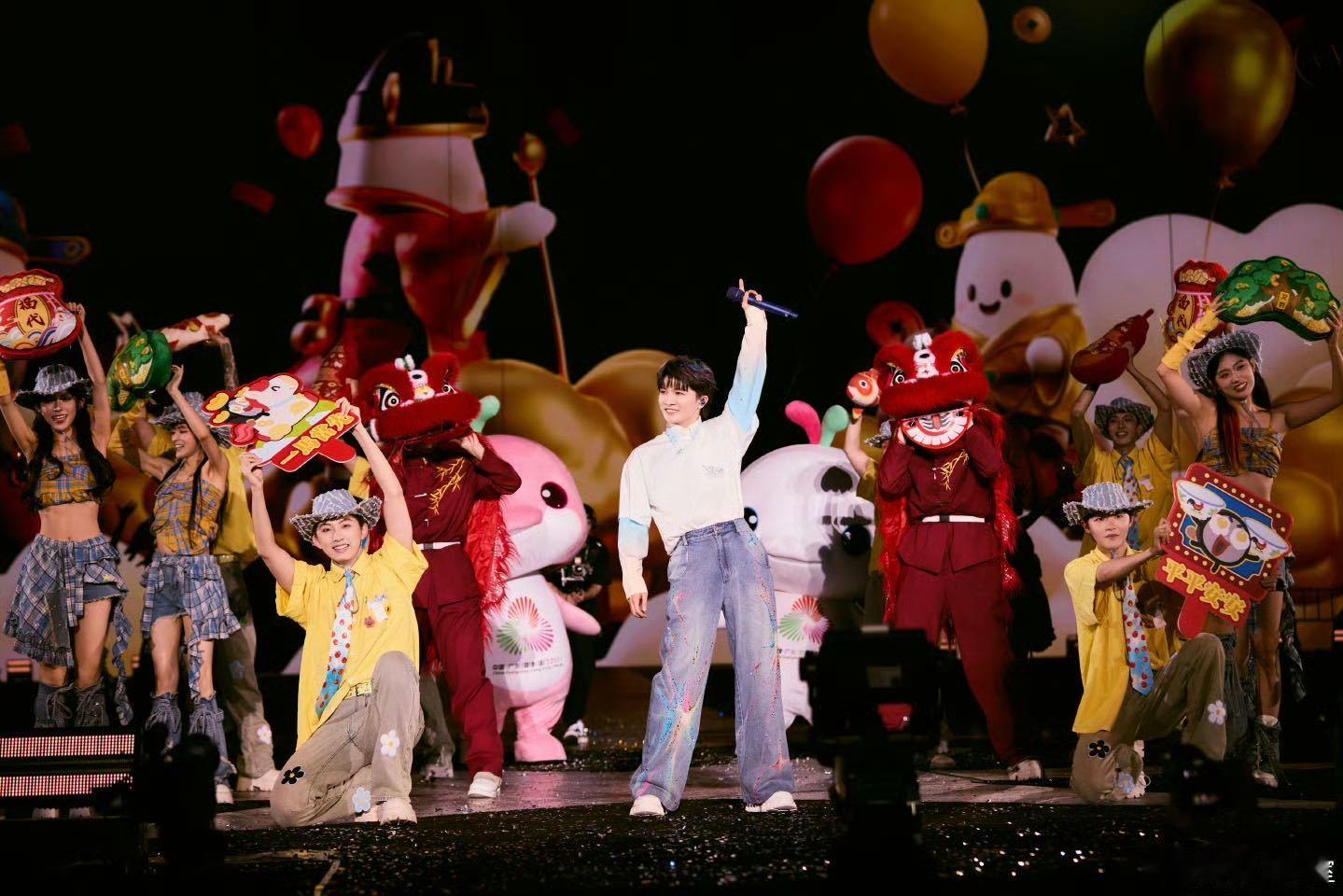 周深发长文刚从香港演唱会的感动里走出来，又被周深的长文戳中泪点，字字句句都是真