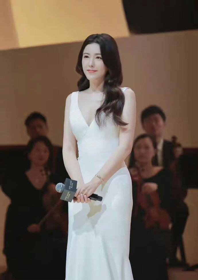 49岁曾黎和46岁高圆圆同框太养眼了，女明星的花期f都这么长的吗？